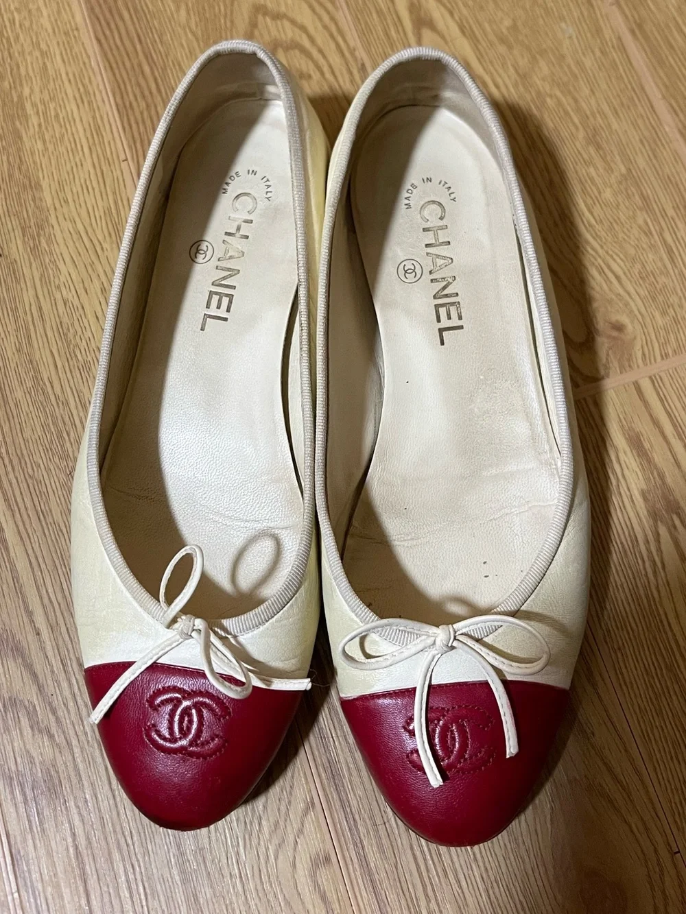 CHANEL Cream Leather Ballet Flats with Red Cap Toe